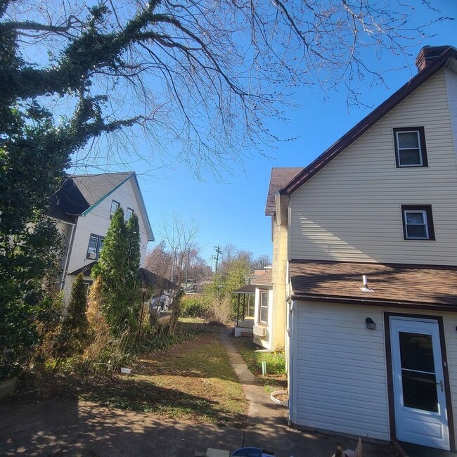 Building Photo - 5 Bed, 3 Bath home in Havertown