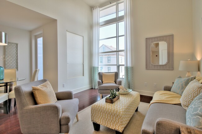 Foto del edificio - 3 BEDROOM / 3 BATH CONDO IN DOWNTOWN SJ