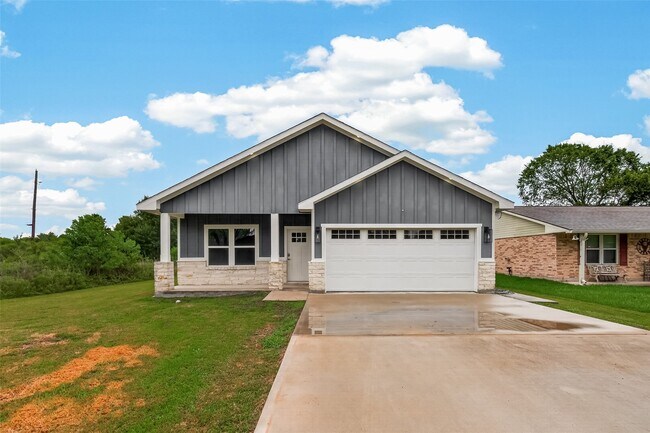 Building Photo - 1343 Alpha Ln