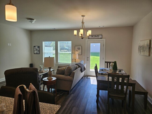 Foto del edificio - FOR LEASE - FULLY FURNISHED 3 BEDROOM TOWNHOME IN LEBANON!