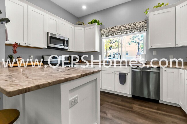 Foto del edificio - 712 Cypress Dr