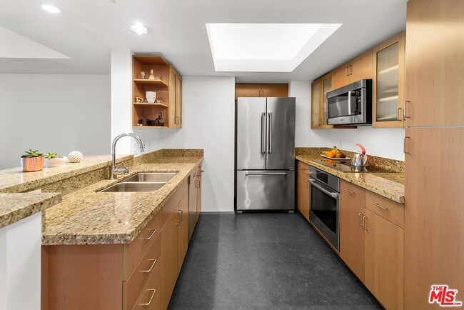 Building Photo - 13700 Marina Pointe Dr