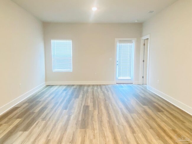 Building Photo - 9896 Starling Dr