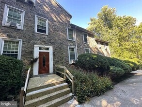 Building Photo - 72 Park Ln
