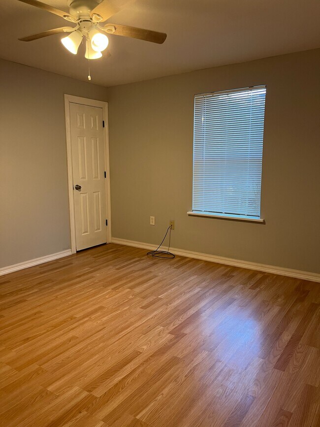 Building Photo - 8826 Crestview Dr