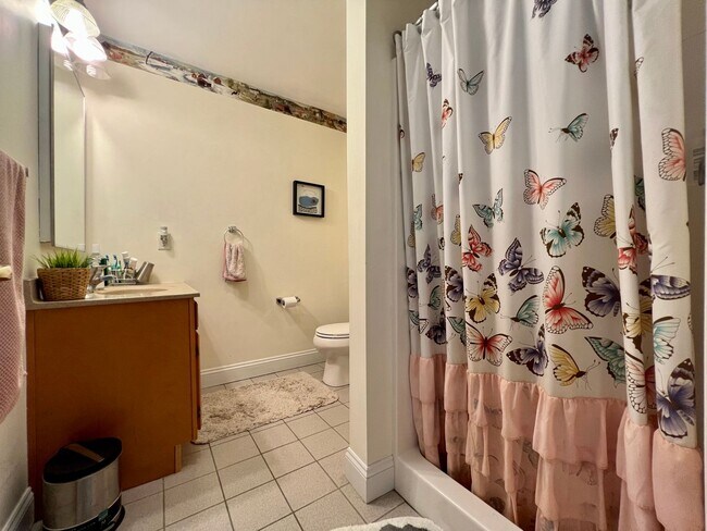 Building Photo - 3 bedroom / 3 bathroom plus study townhous...