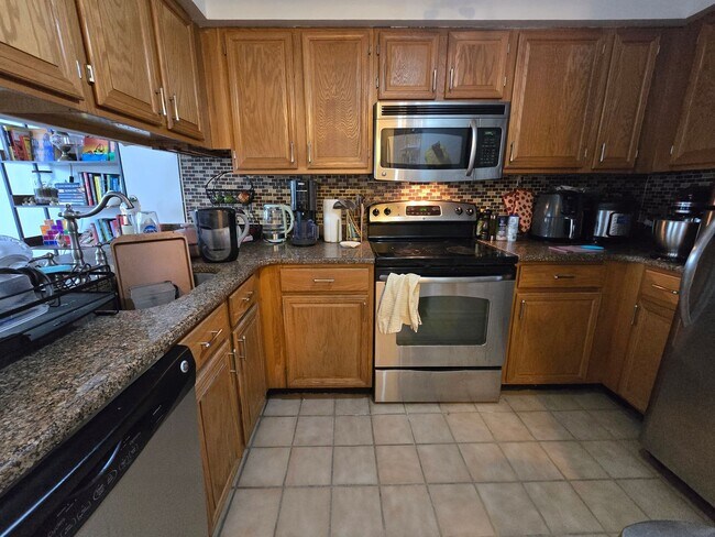 Building Photo - DELIGHTFUL OLDE CITY ONE BEDROOM APARTMENT