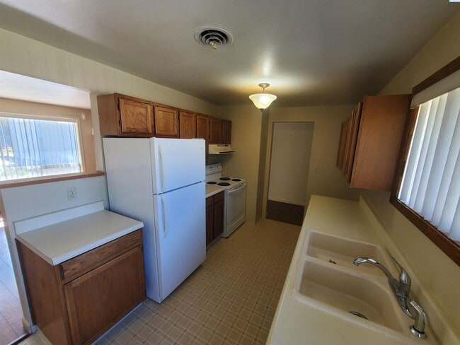 Building Photo - 305 S Mayfield St