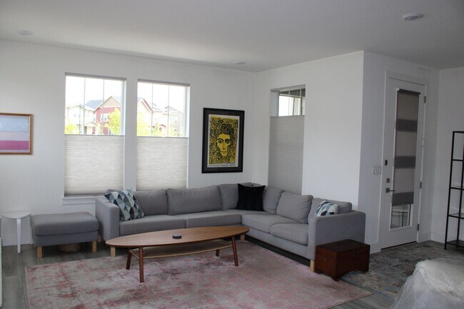 Building Photo - Newly Furnished 4 bedroom/ 4 bathroom Town...