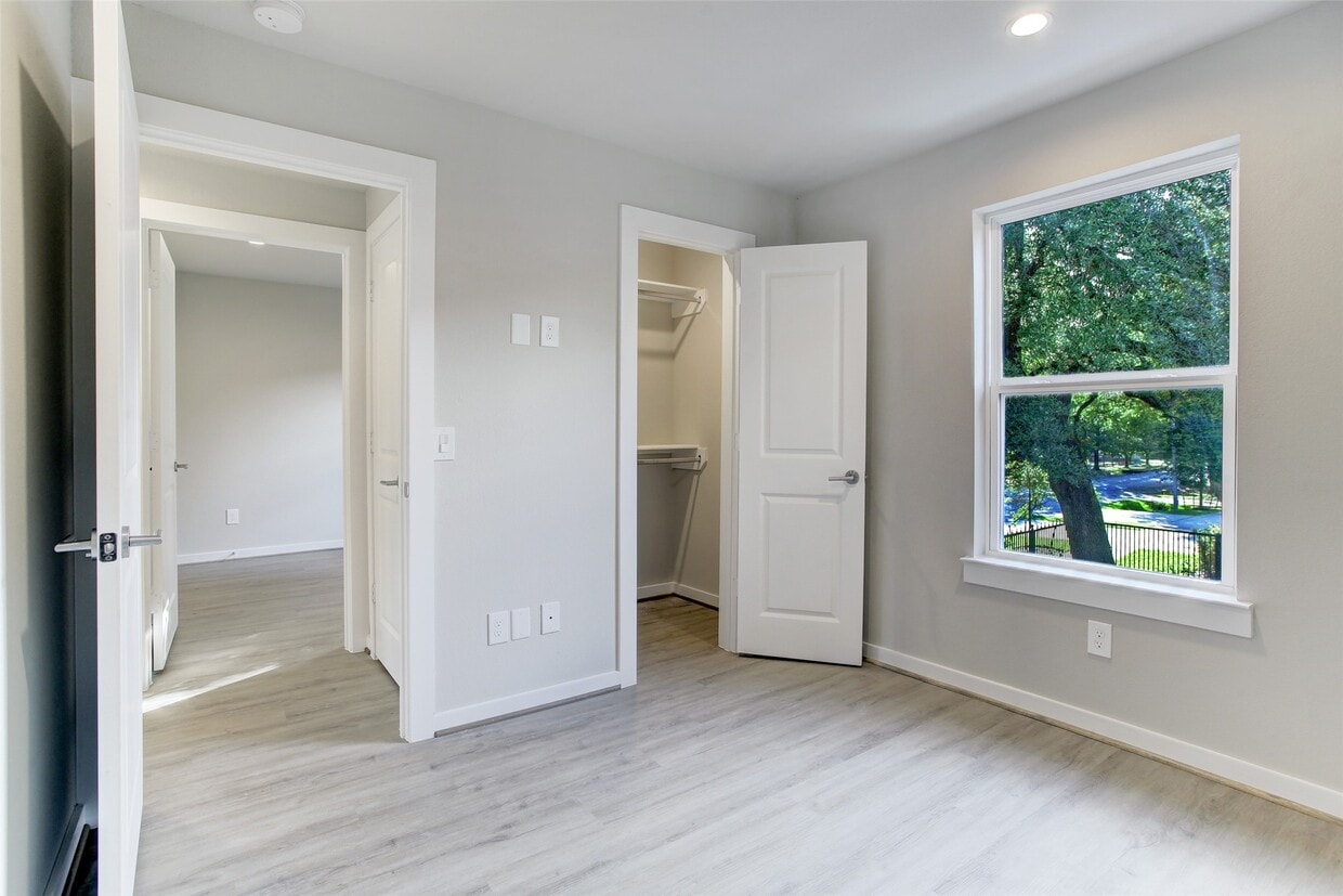 Building Photo - 645 E 11th 1/2 St