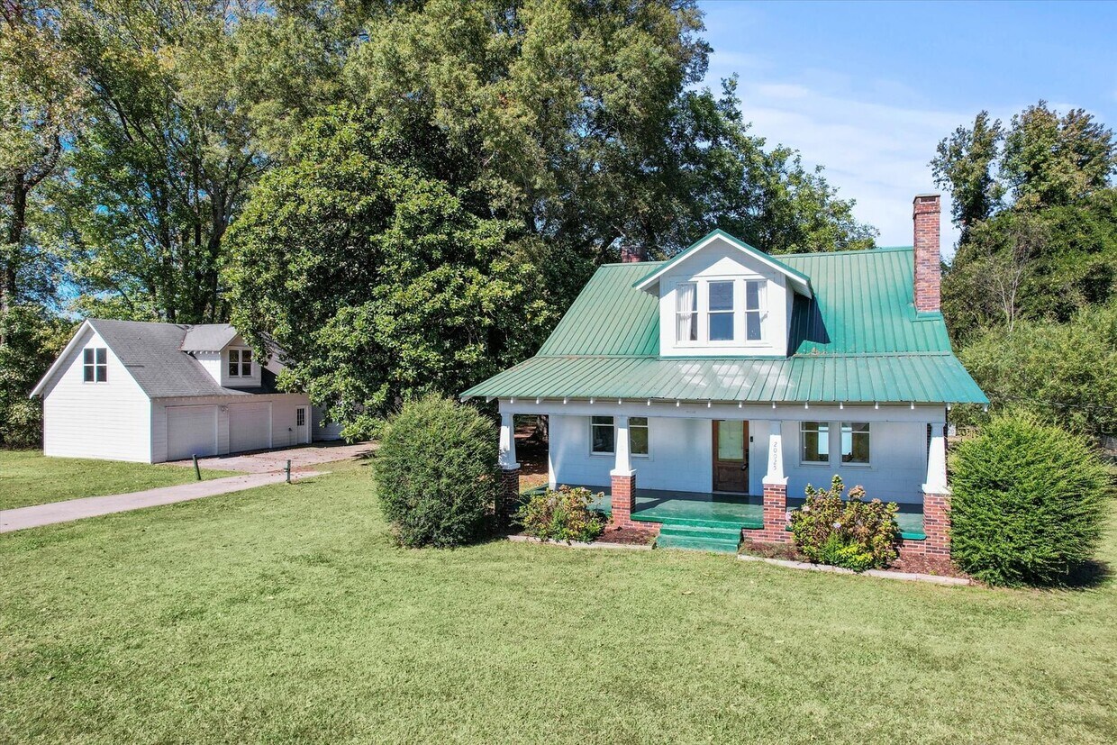 Primary Photo - Country Classic with Modern Convenience!