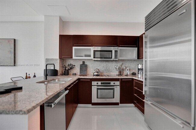 Building Photo - 950 Brickell Bay Dr