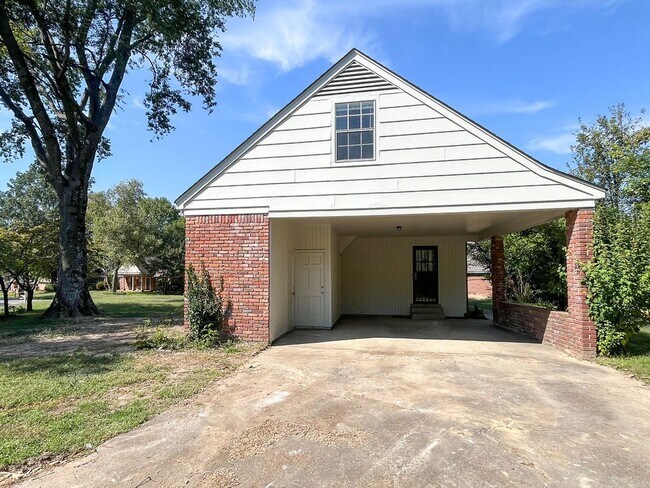 Building Photo - 5 bed 3 bath home recently renovated!