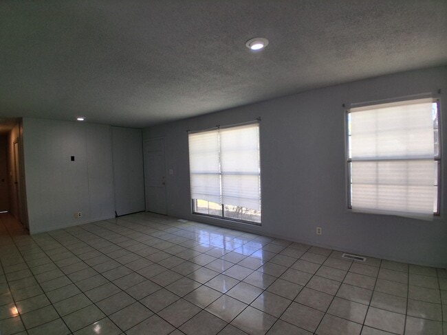Foto del edificio - 1709 Crestview Dr