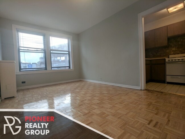 Building Photo - 739 W Belmont Ave