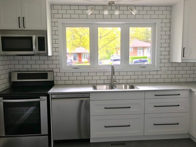 Building Photo - 1075 Willowdale Av