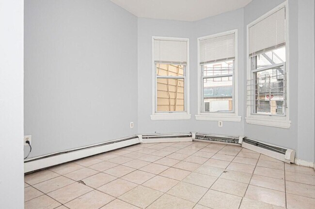 Foto del edificio - Well-lighted 3 Bedroom 1 Bathroom Apartment