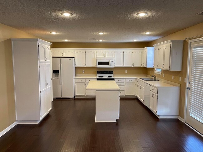 Building Photo - 1212 Fox Run Dr