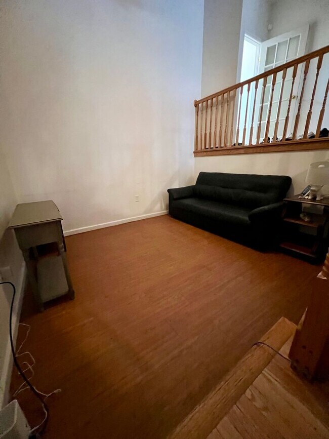 Building Photo - Stunning 6-Bedroom Townhome Just Outside T...