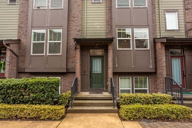 Building Photo - Welcome to the Brownstones at Issaquah Highlands Available August 1st