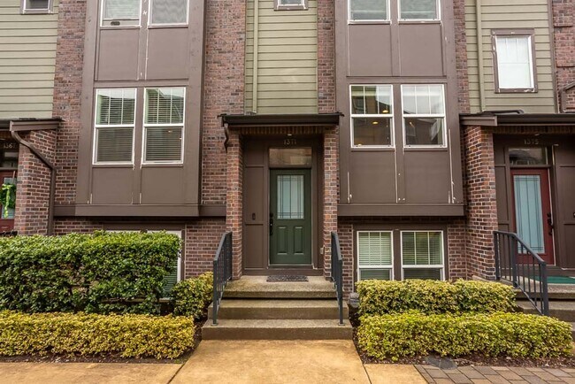 Foto del edificio - Welcome to the Brownstones at Issaquah Highlands Available August 1st