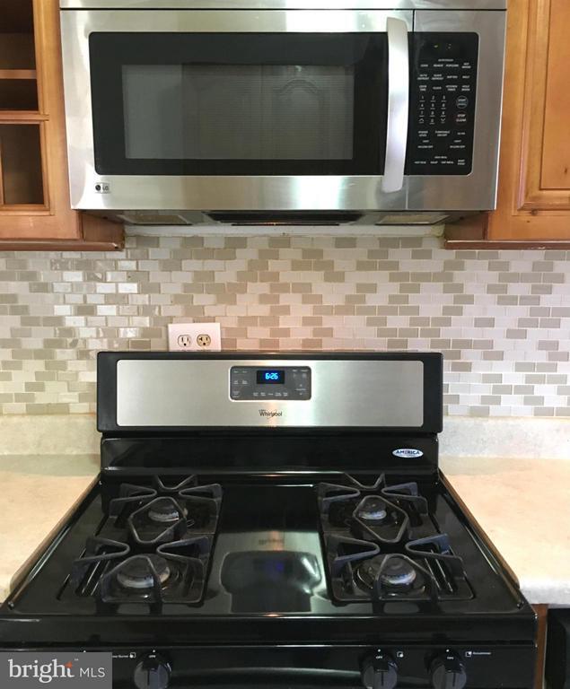 Foto del edificio - 8014 Lakecrest Dr