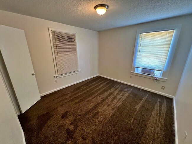 Building Photo - Recently renovated 1 Bedroom Duplex Ready ...