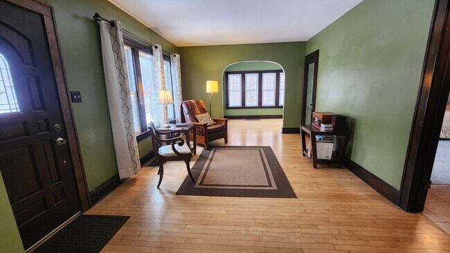 Foto del edificio - 4-Bedroom, 2 Bathroom Easthill Home with Bonus Room, Finished Lower Level, and Garage