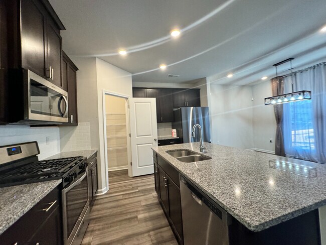 Foto del edificio - Room in House on Bedrock Rd