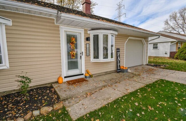 Building Photo - HOUSE....3 Bed 1 Bath