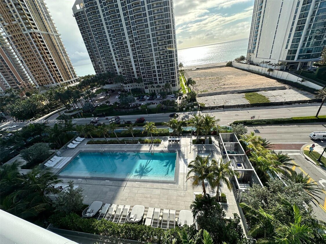 Foto principal - 17550 Collins Ave
