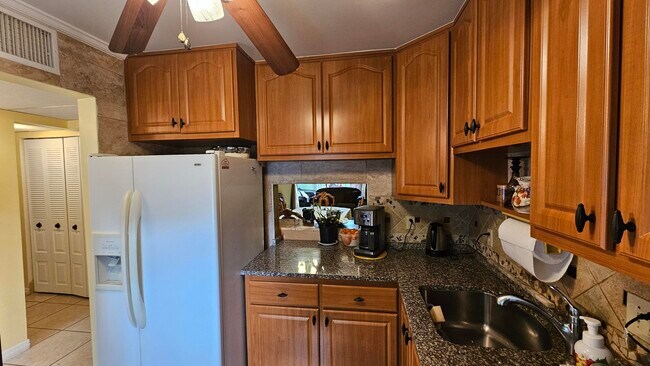 Building Photo - 7877 Golf Cir Dr