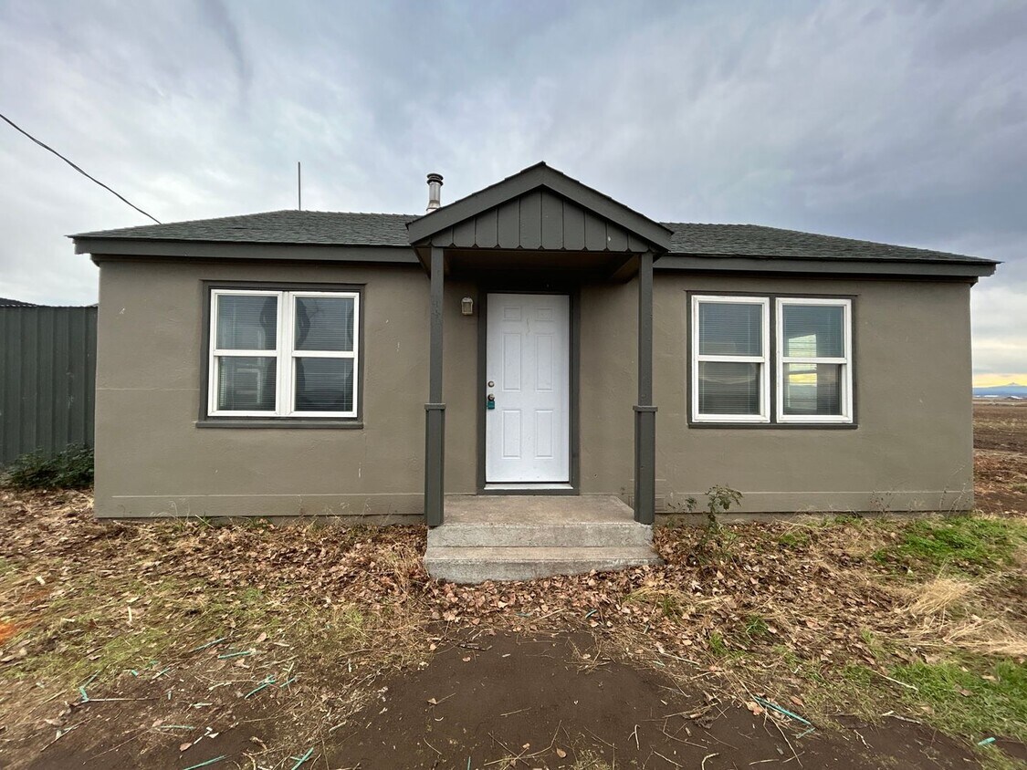 Primary Photo - New Remodeled - 2 Bedroom / 1 Bathroom Hou...