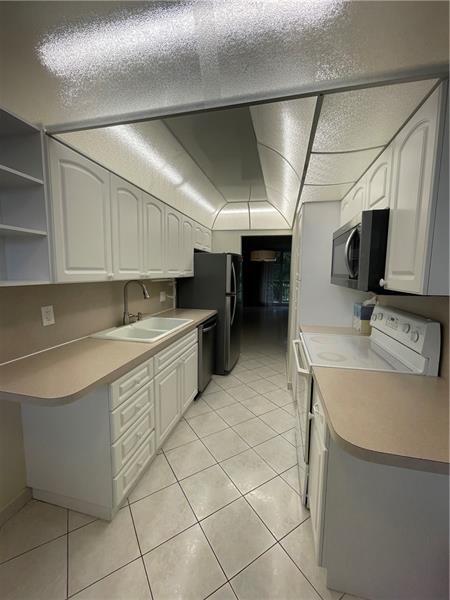 Building Photo - 250 Jacaranda Dr