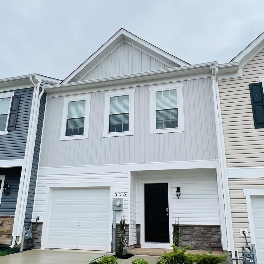 Foto principal - *COMING SOON* 3br 2.5ba Townhome Northeast...