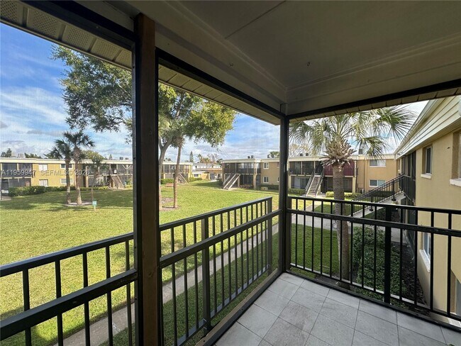 Foto del edificio - 1000 Lake of the Woods Blvd