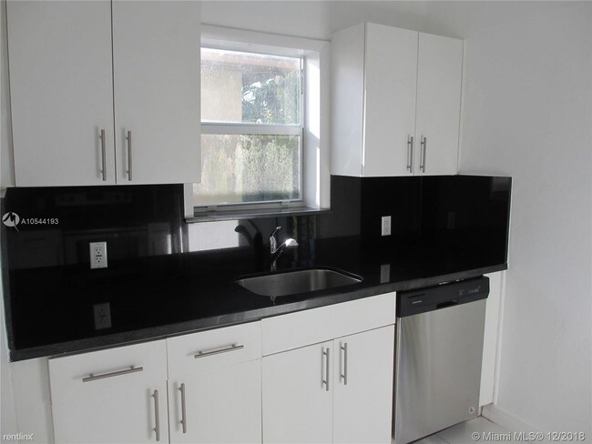 Building Photo - 2 br, 1 bath House - 559 NE 68th St # L