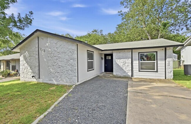 Building Photo - 2313 Lakehurst Dr
