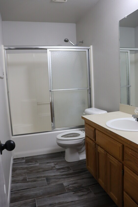 Foto principal - 3015 Twin County St
