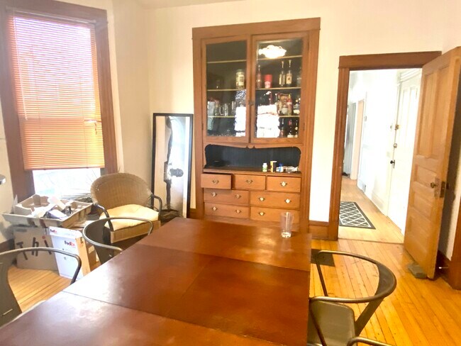 Building Photo - 1033 W Wellington Ave