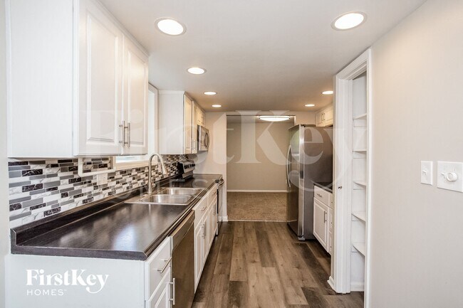 Foto del edificio - 8053 Harvest Ln