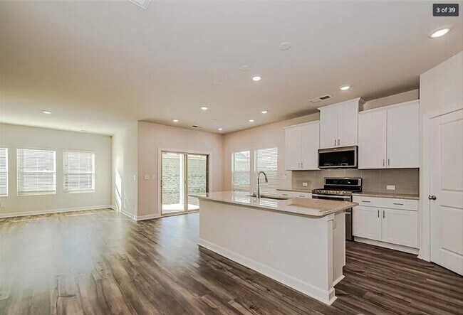 Foto del edificio - 4-bedroom, 3-bathroom home nestled in Cano...