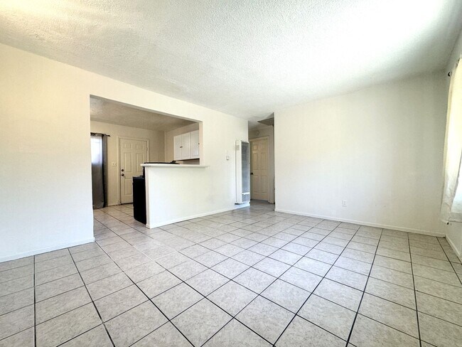Foto del edificio - AVAILABLE NOW!! 2 Bed / 1 Bath Apartment in Palm Springs!!