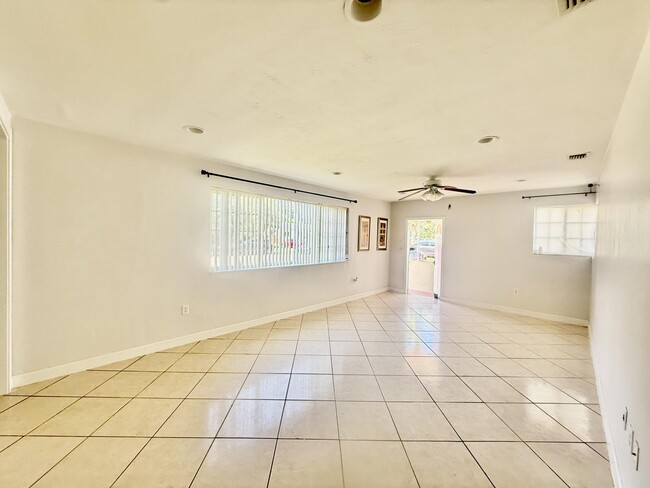 Foto del edificio - 700 NE 168th St