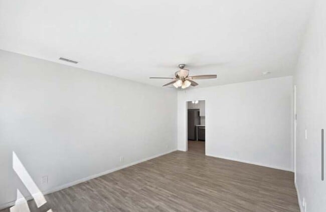 Foto del edificio - 5728 Hazelbrook Ave
