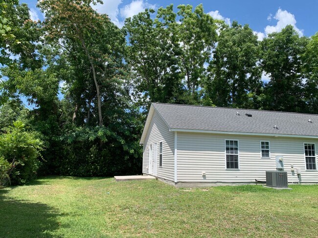 Foto del edificio - 3 BD, 2 BA House: Freshly Painted + New Flooring + Available Now!