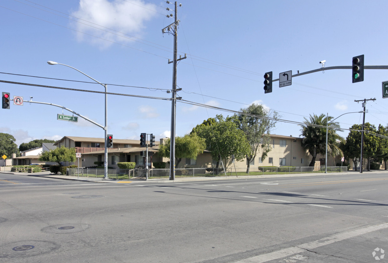 Primary Photo - Laurelwood Apartments