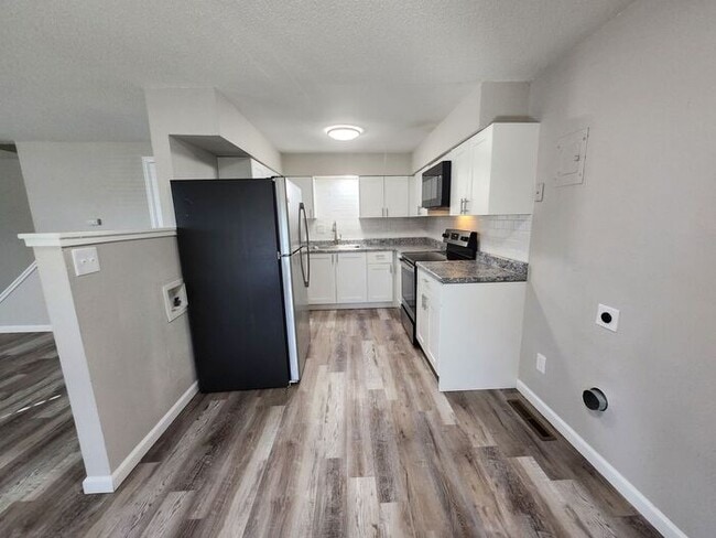 Building Photo - 2-Bedroom Townhome with Fenced Backyard and Modern Updates!