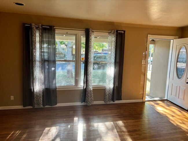 Building Photo - Cute As A Bug 2/1 House!  HUGE Backyard!  ...