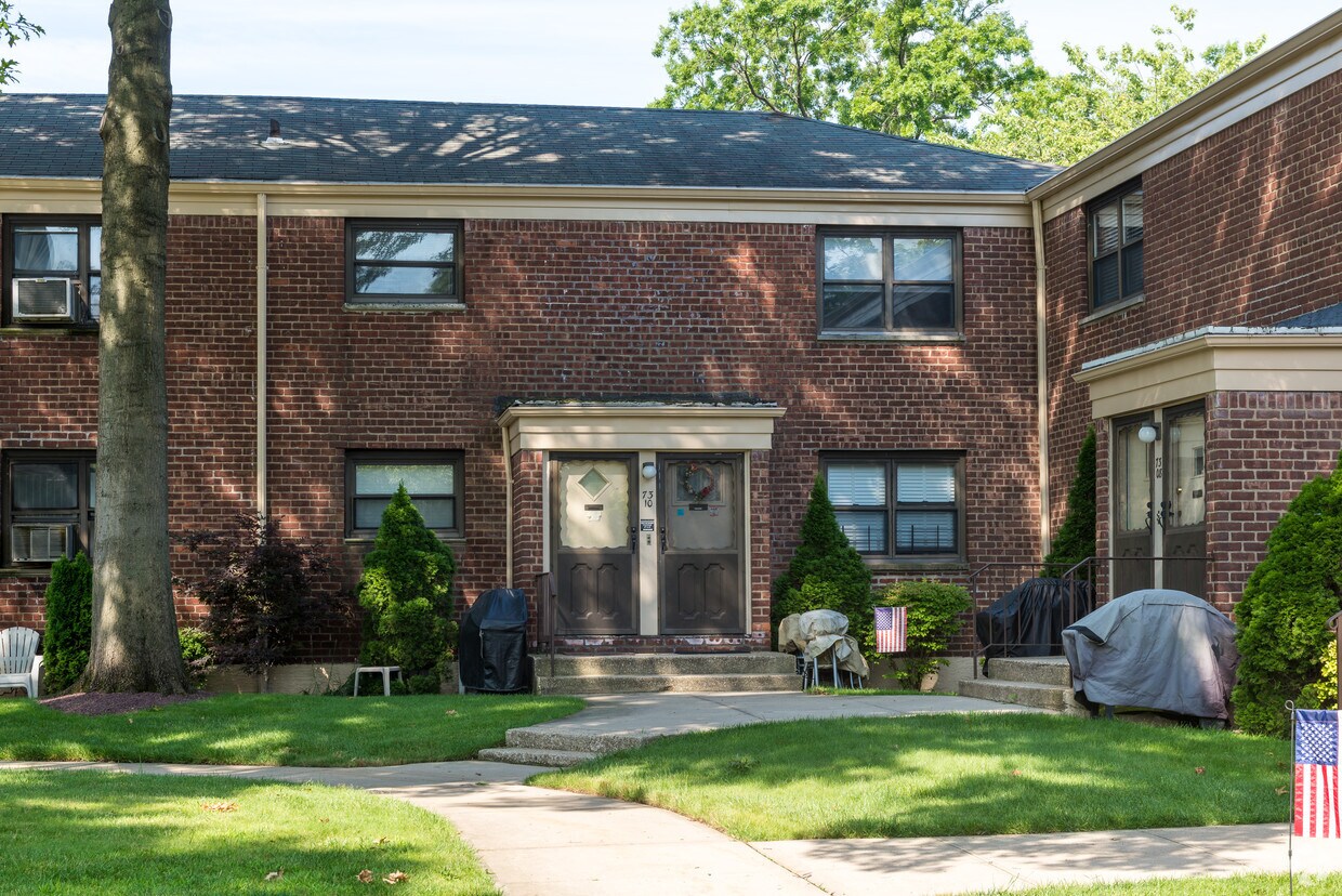 Windsor Oak Apartments in Oakland Gardens, NY